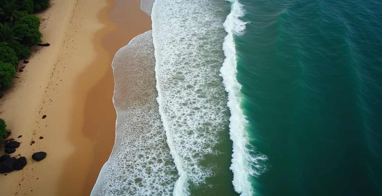 Luftaufnahme zeigt gefährliche Rippströmung mit sichtbarer Farbveränderung im Wasser